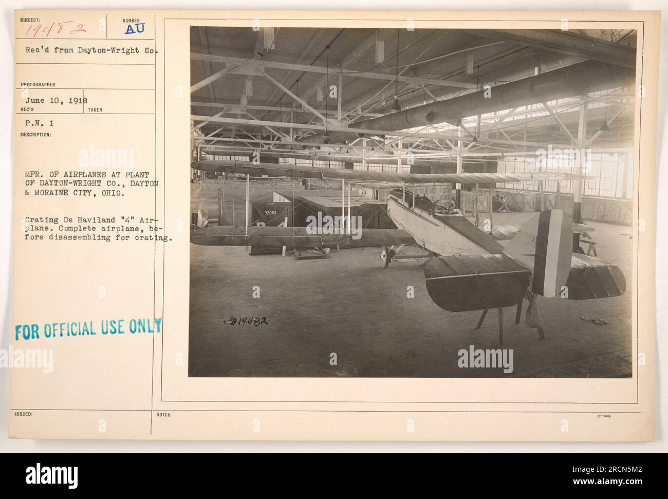 Ein Bild, das am 10. Juni 1918 aufgenommen wurde und das Verpacken eines De Haviland '4'-Flugzeugs im Werk von Dayton-Wright Co. In Dayton & Moraine City, Ohio, zeigt. Das Foto zeigt das komplette Flugzeug vor der Demontage für die Kiste. Diese Informationen sind nur für den offiziellen Gebrauch bestimmt. (50 Wörter) Stockfoto