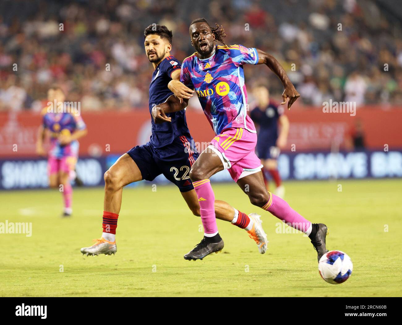 Chicago, USA, 15. Juli 2023. Major League Soccer (MLS) der C.J. des Toronto FC Sapong kämpft um den Ball gegen den Chicago Fire FC auf dem Soldier Field in Chicago, IL, USA. Kredit: Tony Gadomski / All Sport Imaging / Alamy Live News Stockfoto