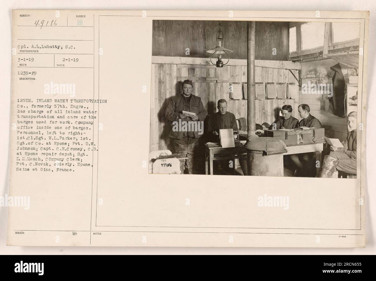 Mitarbeiter der 125. Inland Water Transportation Company, früher 57. Engineers, versammelten sich in einem der Schiffe, für die sie verantwortlich waren. Von links nach rechts: 1. CLA. Sgt. W.L. Parker; Pvt. D.W. Johnson; Hauptmann C.H. Croney, befehlshabender Offizier im Epone-Reparaturdepot, Sergeant E.H. Mesch, Sachbearbeiter; Gefreiter C. Novak, Pfleger. Epone, seine et Oise, Frankreich. 3-1-19. Stockfoto