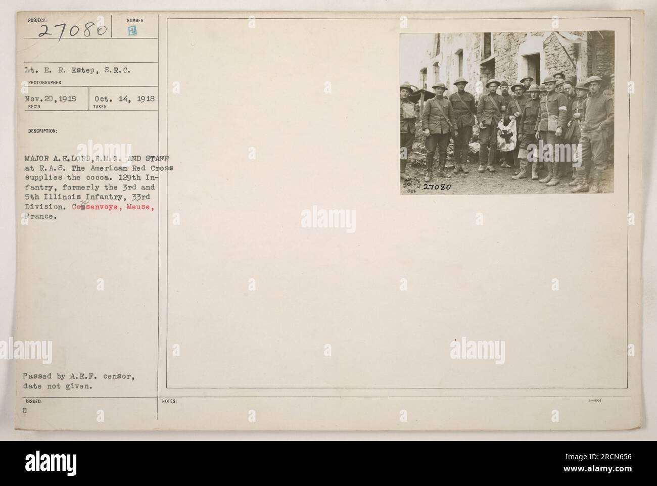 LT. E. R. Estep, S.R.C. fotografierte Major A. E. Lord, R.M.O., und Mitarbeiter von R.A.S. (Rastplatz). Das Foto wurde am 14. Oktober 1918 aufgenommen und am 20. November 1918 erhalten. Das Bild zeigt die 129. Infanterie, die früher die 3. Und 5. Illinois-Infanterie aus der 33. Division war. Das amerikanische Rote Kreuz ist als Lieferant von Kakao abgebildet. Der Standort ist Consenvoye, Mause, Frankreich. Das Foto wurde vom A.E.F.-Zensor übergeben, aber es gibt kein Datum für die Zensur. Stockfoto