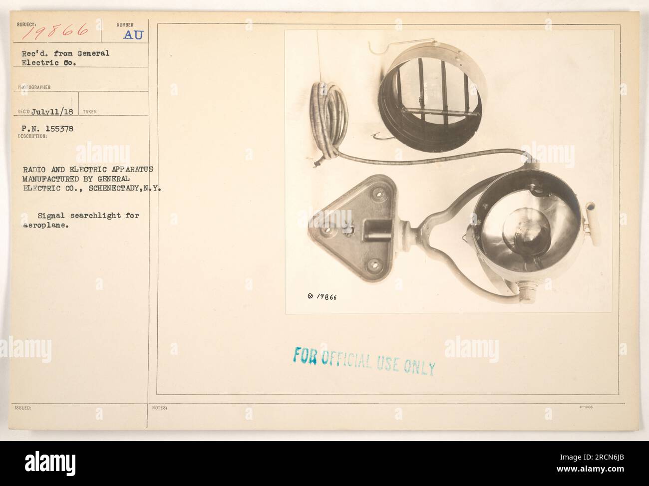 Ein Foto, das während des Ersten Weltkriegs aufgenommen wurde und einen an einem Flugzeug angebrachten Signalsuchscheinwerfer zeigt. Der Sucher wurde von General Electric Co. Mit Sitz in Schenectady, NY, hergestellt. Dieses Bild wurde am 11. Juli 1918 von General Electric Co. Empfangen und ist mit der Nummer 79866 gekennzeichnet. Sie ist mit „NUR ZUR AMTLICHEN VERWENDUNG“ gekennzeichnet. Stockfoto