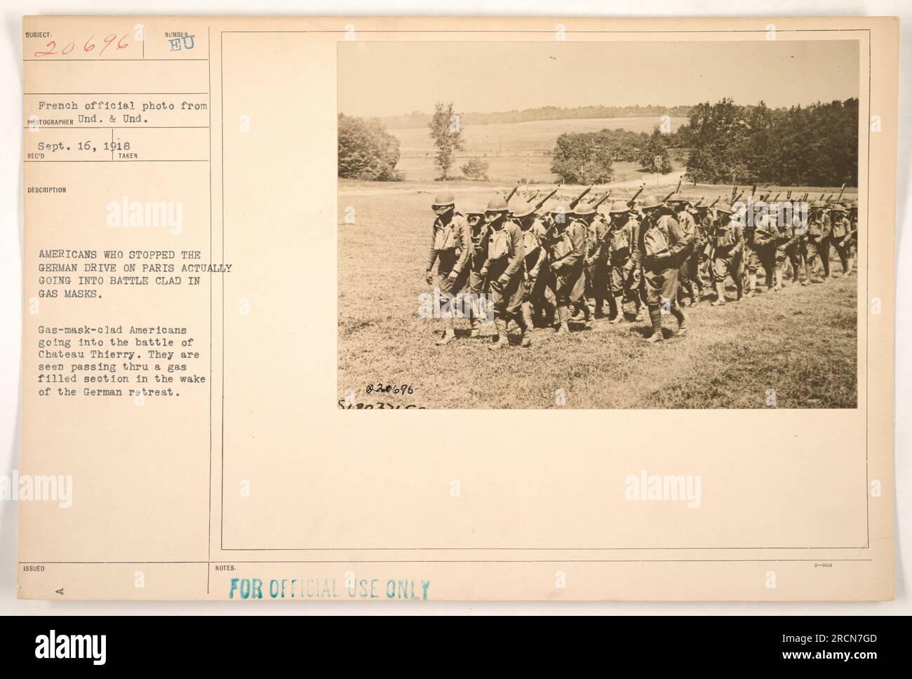 Amerikanische Soldaten mit Gasmasken auf dem Weg in die Schlacht während des deutschen Rückzugs im Chateau Thierry, 16. September 1918. Dieses offizielle Foto zeigt die Amerikaner, die nach der deutschen Offensive durch ein mit Gas gefülltes Gebiet fahren. Von einem nicht offengelegten Fotografen aufgenommenes Bild. Nur zur offiziellen Verwendung. Nummer der Bildbeschreibung: 20696. Stockfoto