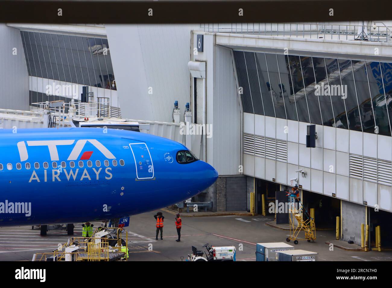 ITA Airways Flugzeug am Gate am JFK Flughafen Juni 4. 2023 Stockfoto