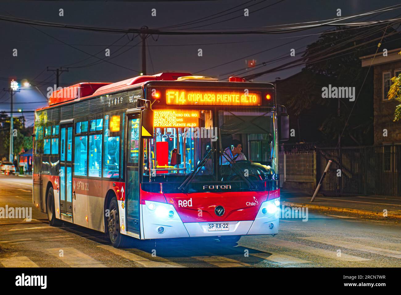 Santiago, Chile - Mai 05 2023: Öffentlicher Nahverkehr Transantiago oder Red Metropolitana de Movilidad, Bus auf der Route F14 Stockfoto
