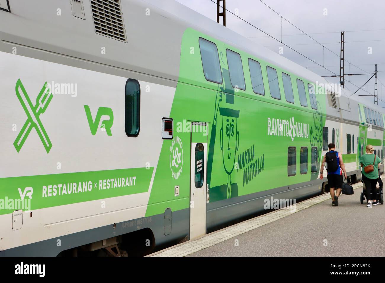 Restaurantwagen im finnischen Fernzug am Hauptbahnhof Helsinki. Stockfoto