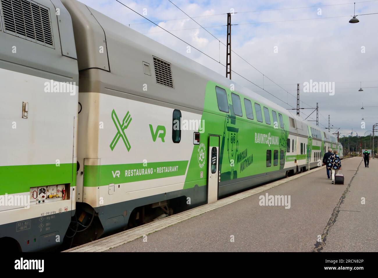 Restaurantwagen im finnischen Fernzug am Hauptbahnhof Helsinki. Stockfoto