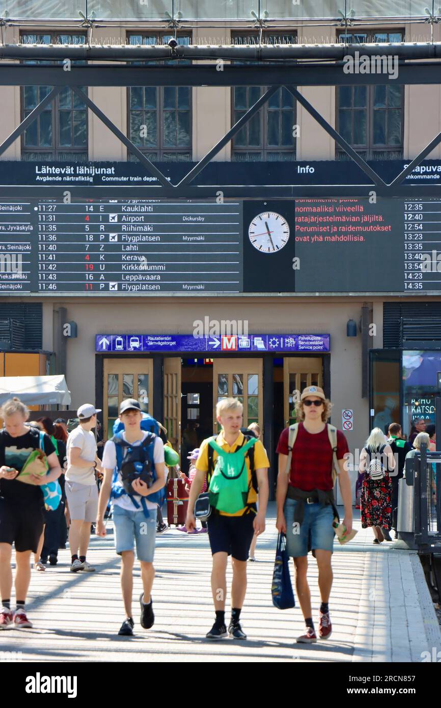 Passagiere am Helsinki Hauptbahnhof, Sommer 2023 Stockfoto