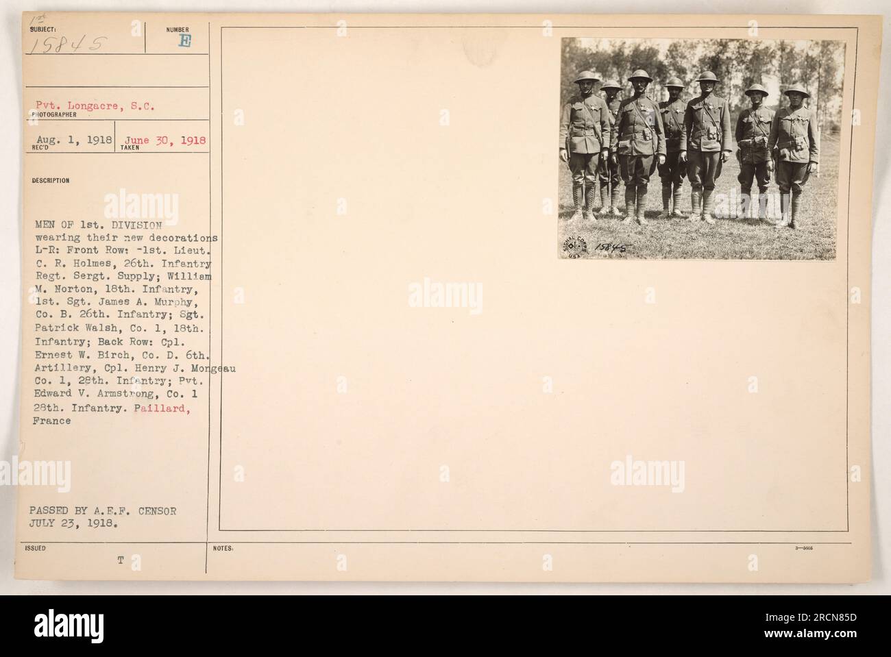 Gruppenfoto von Soldaten aus der 1. Division, die neue Dekorationen tragen. Erste Reihe von links nach rechts: 1. Lieut. C. R. Holmes, 26. Infanterie Regt. Supply Sgt. William M. Morton, 18. Infanterie, 1. Sgt. James A. Murphy, Co. B. 26. Infanterie; Sgt. Patrick Walsh, Co. 1, 18. Infanterie. Hintere Reihe: CPL. Ernest W. Birch, Co. D. 6. Artillery, CPL. Henry J. Mongeau Co. 1, 29. Infanterie; Pvt. Edward V. Armstrong, Co. 1 29. Infanterie. Foto aufgenommen in Paillard, Frankreich, am 1. August 1918. Von A.E.F. übergangen Zensor am 23. Juli 1918. Stockfoto