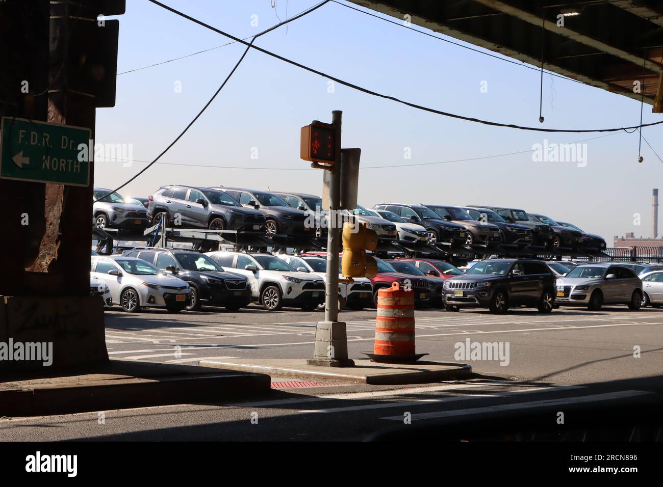 Parkplatz im Zentrum von Manhattan unter dem FDR Drive in New York, USA Stockfoto