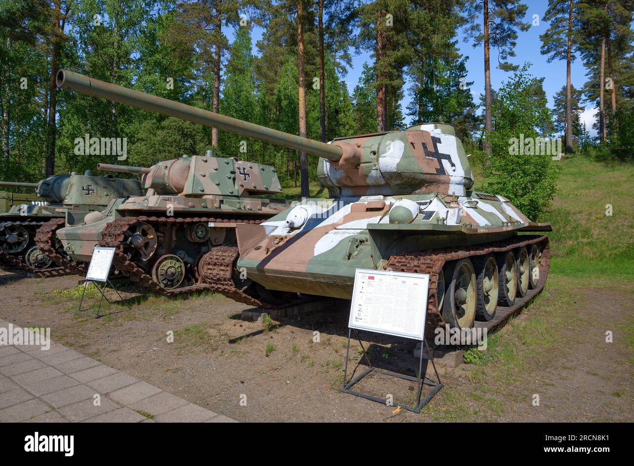 PAROLA, FINNLAND - 10. JUNI 2017: Sowjetischer Panzer T-34-85 in der Färbung der finnischen Armee der Zeit des Zweiten Weltkriegs in der Straßenausstellung von Stockfoto