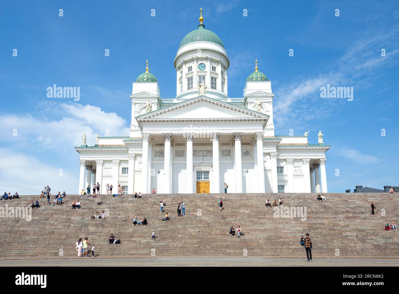 HELSINKI, FINNLAND - 11. JUNI 2017: Blick auf St. Nicholas-Kathedrale vom Senatsplatz an einem sonnigen Junitag Stockfoto