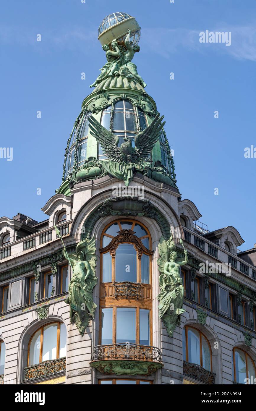 SANKT PETERSBURG, RUSSLAND - 26. MAI 2023: Blick auf die Kuppel des Singer Company Building (House of Books) an einem sonnigen Juni-Tag Stockfoto