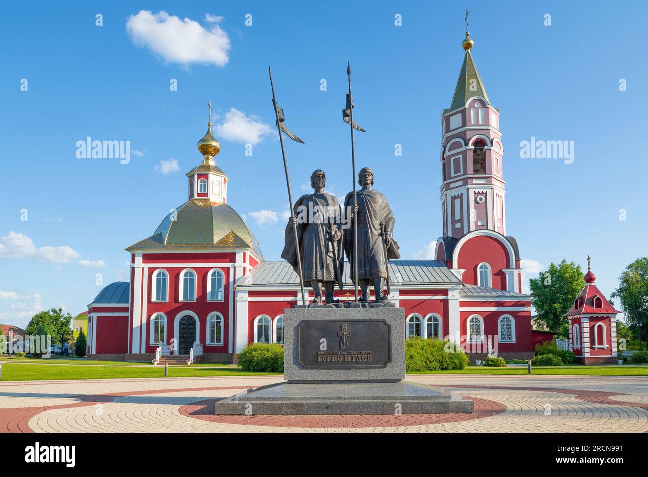 BORISOGLEBSK, RUSSLAND - 03. JUNI 2023: Denkmal für die heiligen Prinzen Boris und Gleb vor dem Hintergrund der Borisoglebskaja-Kirche an einem sonnigen Juni Stockfoto