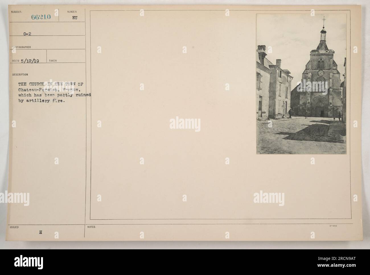 Teilweise zerstörte Kirche in Chateau-Porsien, Frankreich, durch Artilleriefeuer im Ersten Weltkrieg Das Foto wurde vom Fotografen G-2 66210 am 12. Mai 1919 aufgenommen. Es dient als visueller Beweis für die Zerstörung, die durch den Krieg in der Stadt verursacht wurde. Stockfoto