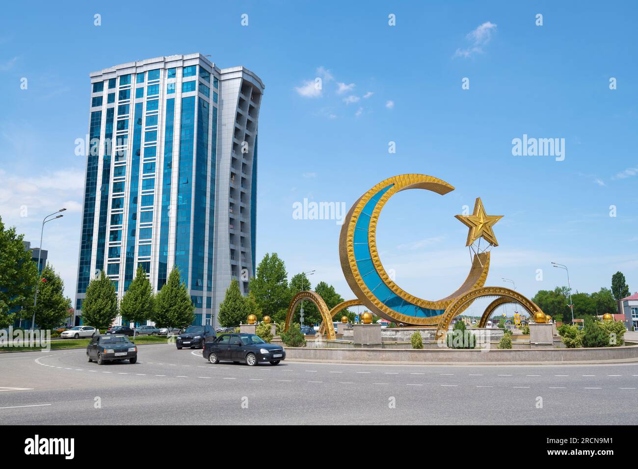 ARGUN, RUSSLAND - 14. JUNI 2023: Ein Halbmond mit einem Stern ist ein muslimisches Symbol auf dem zentralen Platz an einem sonnigen Junitag. Tschetschenische Republik Stockfoto