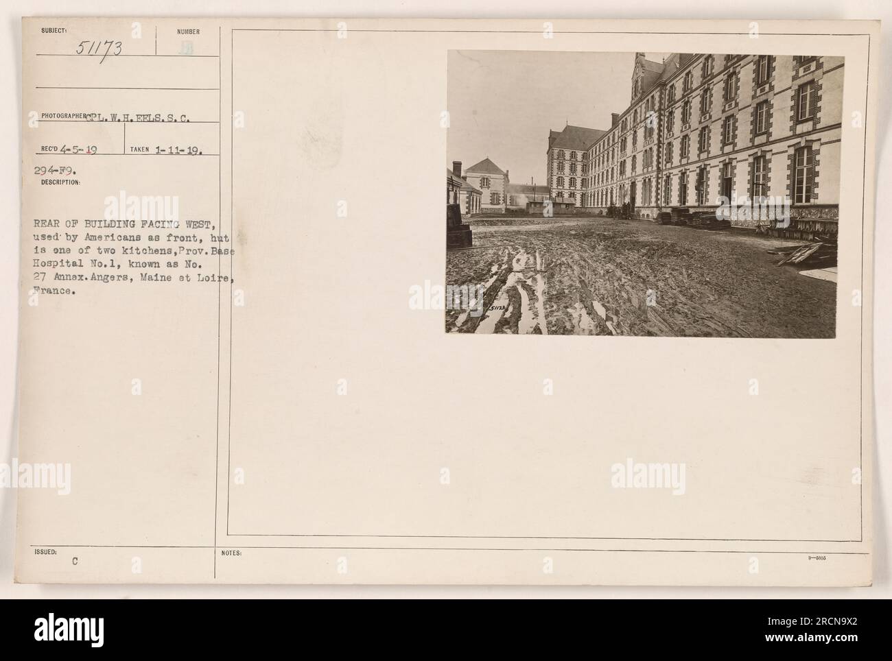 Rückansicht eines Gebäudes in Angers, Frankreich, das von amerikanischen Soldaten als Front verwendet wurde. Eine Hütte, die als eine von zwei Küchen dient, ist sichtbar. Dieses Gebäude ist auch als Nr. 27 Annex bekannt, Teil des Provincial Base Hospital Nr. 1. Das Foto wurde am 11. Januar 1919 vom Fotografen H.H. Eels aufgenommen. Stockfoto