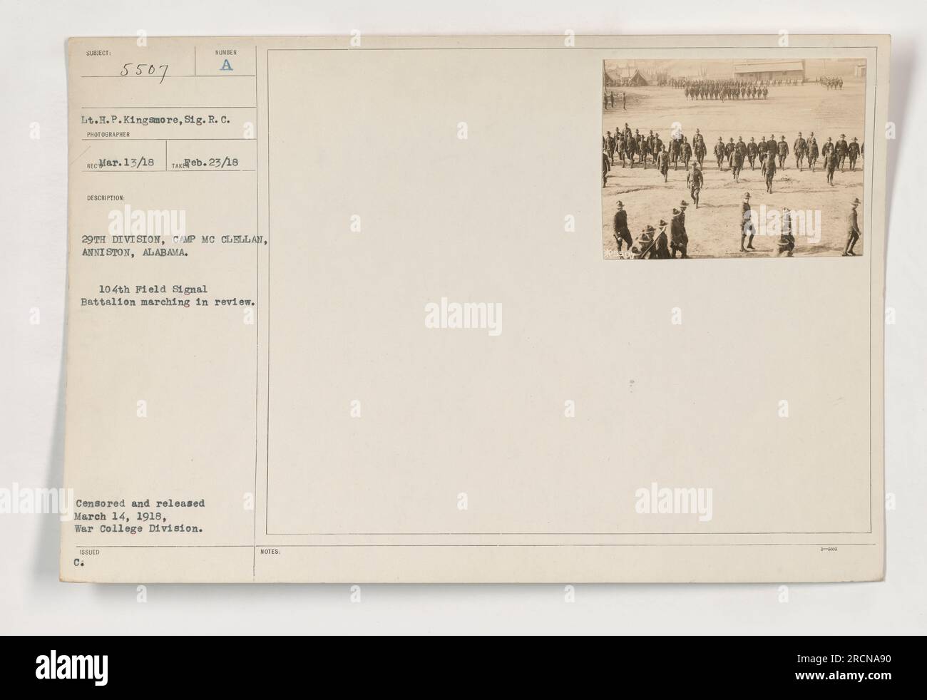 Bildunterschrift: 'LT. H.P. Kingamore von der 29. Division im Camp McClellan in Anniston, Alabama, hat dieses Foto am 13. März 1918 aufgenommen. Es zeigt das 104. Feldsignal-Bataillon, das im Rückblick marschiert. Das Foto wurde zensiert und am 14. März 1918 von der war College Division veröffentlicht. Stockfoto