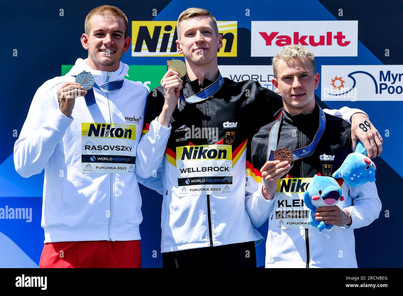 Fukuoka, Japan. 16. Juli 2023. Kristof Rasovszky aus Ungarn Silber, Florian Wellbrock Gold aus Deutschland Oliver Klemet aus Deutschland Bronze zeigen die Medaillen während der Wasserweltmeisterschaften 20. im Seaside Momochi Beach Park in Fukuoka (Japan), 16. Juli 2023. Kredit: Insidefoto di andrea staccioli/Alamy Live News Stockfoto