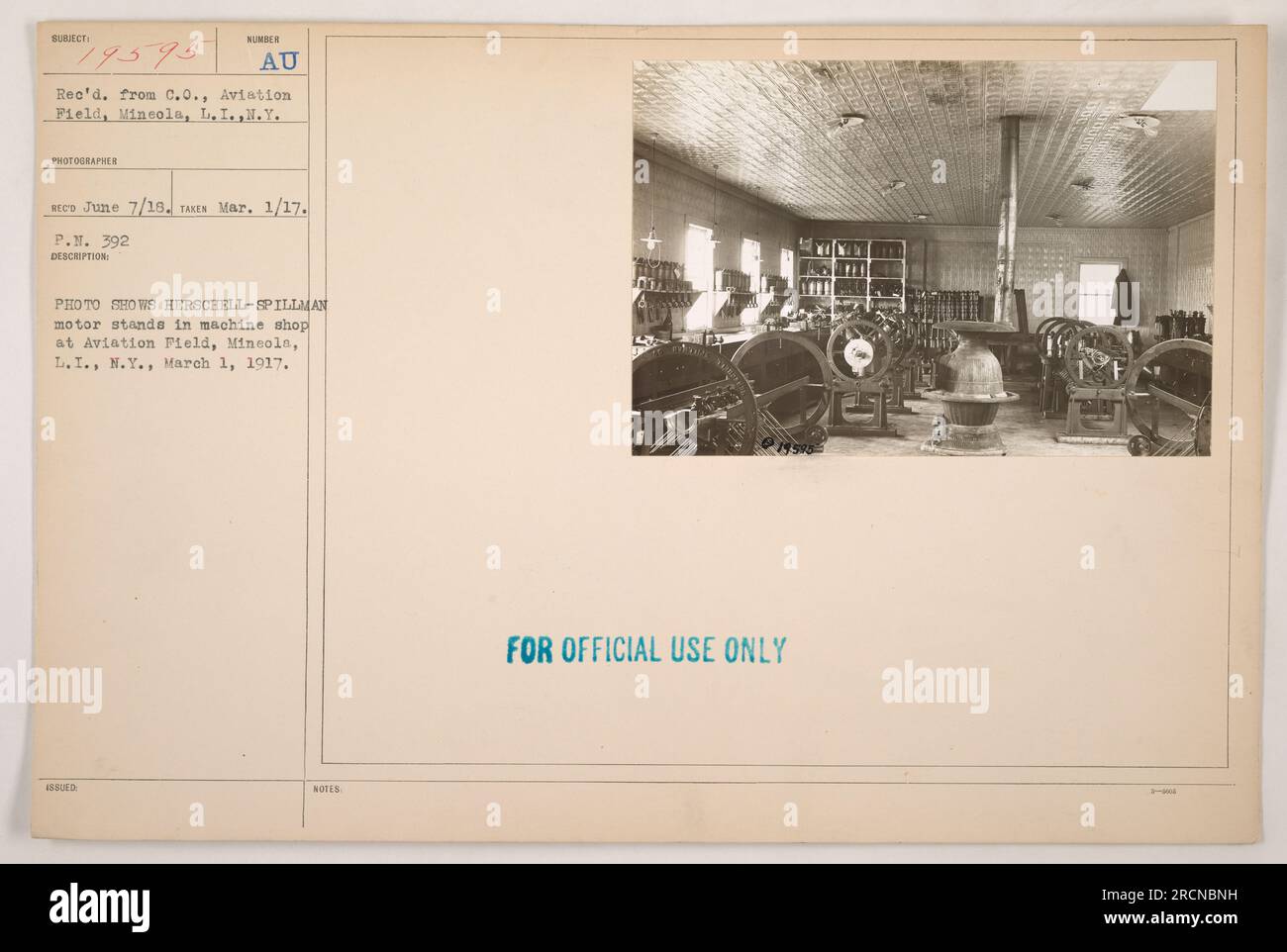 'Bild von Herschell-Spillman Motor steht in der Maschinenwerkstatt bei Aviation Field, Mineola, L.I., N.Y., aufgenommen am 1. März 1917. Dieses Foto erhielt der befehlshabende Offizier des Flugfeldes am 7. Juni 1918. Es wurde vom Fotografen Sumber Au aufgenommen. Diese Informationen sind nur für den offiziellen Gebrauch bestimmt.“ Stockfoto