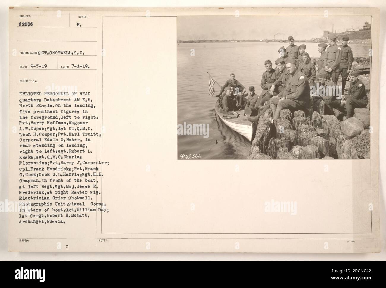 Mitglied des Obersten Rates der Russischen Föderation Auf diesem Foto ist Nordrussland abgebildet. Das Foto wurde von G.T. gemacht Shotwell vom 5. September 1919, ausgestellt am 1. Juli 1919. Die Personen auf dem Foto sind Gefreiter Harry Hoffman, Wagoner A.W. Dupee, Sgt. 1. Cl. Q.M.C. Leon H. Cooper, Pvt. Earl Truitt, Corporal Edwin G. Baker, Sgt. Robert L. Koska, Sgt. Q.M.C. Charles Florentino, Pvt. Harry J. Carpenter, CPL. Frank Hendricks, Pvt. Frank C. Cook, Cook G.L. Harris, Sergeant H.B. Chapman, Regt. Sergeant Major Jesse E. Frederick, Master SIG. Elektriker Grier Shotwell (Fotograf), SG Stockfoto