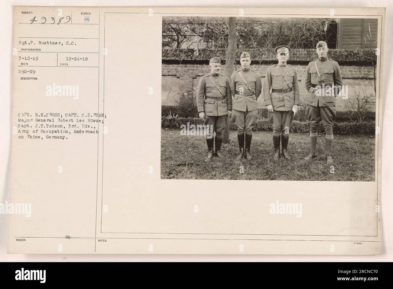 Hauptmann H.H. Crose, Hauptmann C.D. Ryan, Major General Robert Lee Howze und Captain J.T. Todson von der 3. Division, Besatzungsarmee, in Andernach, Deutschland. Foto wurde am 10. März 1919 aufgenommen und am 2. Mai 1919 erhalten. Beschreibung ausgestellt am 24. Dezember 1918. Foto-Credits an Sergeant P. Buettner, S.C. Stockfoto