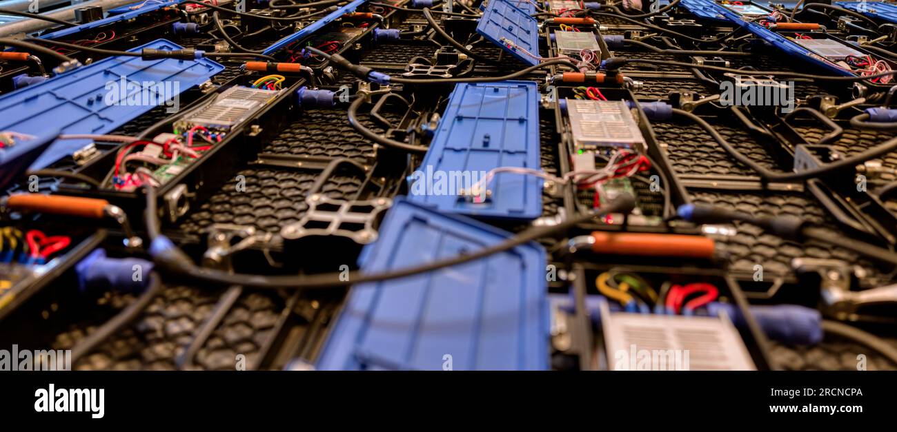 Elektronik und Verkabelung von Modulen einer Videowand, Ansicht von der Rückseite Stockfoto