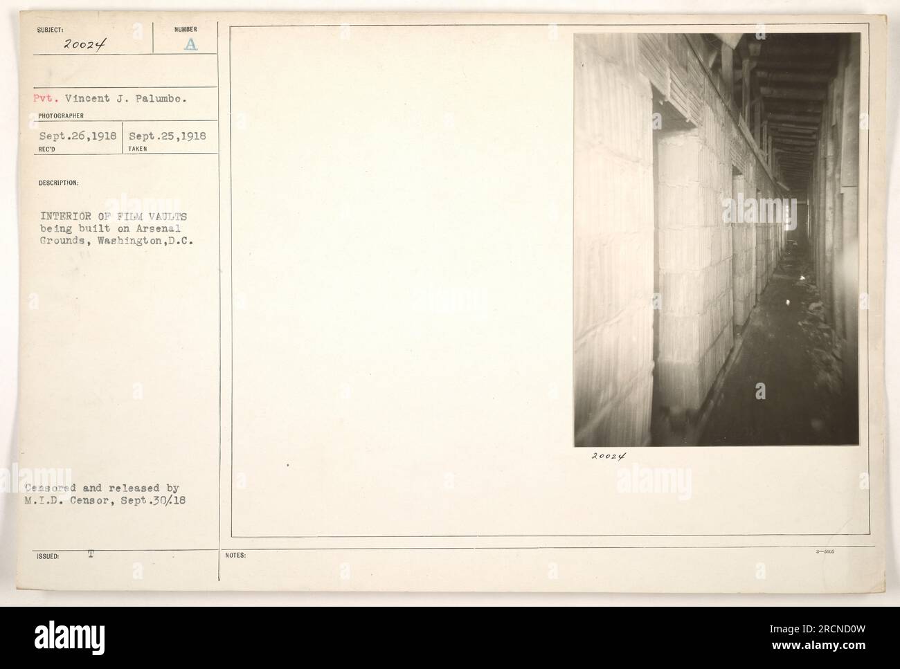 Gefreiter Vincent J. Palumbo fotografierte das Innere der Filmgewölbe, die auf dem Gelände von Arsenal, Washington, D.C. gebaut werden Das Foto ging am 26. September 1918 ein und wurde am 25. September 1918 aufgenommen. Es wurde zensiert und vom M.I.D. freigegeben Zensor am 30. September 1918. 20024 hat Notizen zu diesem Bild gemacht. Stockfoto