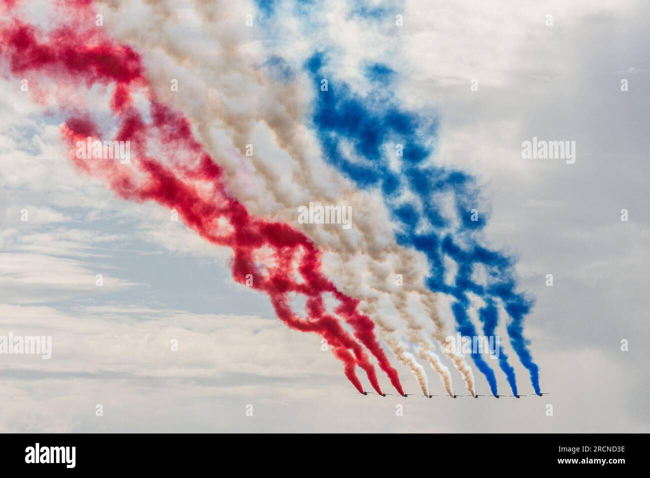 Paris, Frankreich. 14. Juli 2023. Beginn der Parade von Flugzeugen, die Rauch freisetzen, mit den Farben der französischen Flagge. An der Zeremonie und der jährlichen Parade am 14. Juli, die den französischen Nationalfeiertag, den Bastille-Tag, auf den Champs Elysées und dem Place de la Concorde in Paris feiert, nahm der indische Premierminister Narendra Modi Teil. Dieses Jahr findet die Feier zu einer Zeit großer Proteste und sozialer Spannungen nach dem Tod eines jungen Mannes statt, der von der Polizei erschossen wurde. (Foto: Telmo Pinto/SOPA Images/Sipa USA) Guthaben: SIPA USA/Alamy Live News Stockfoto