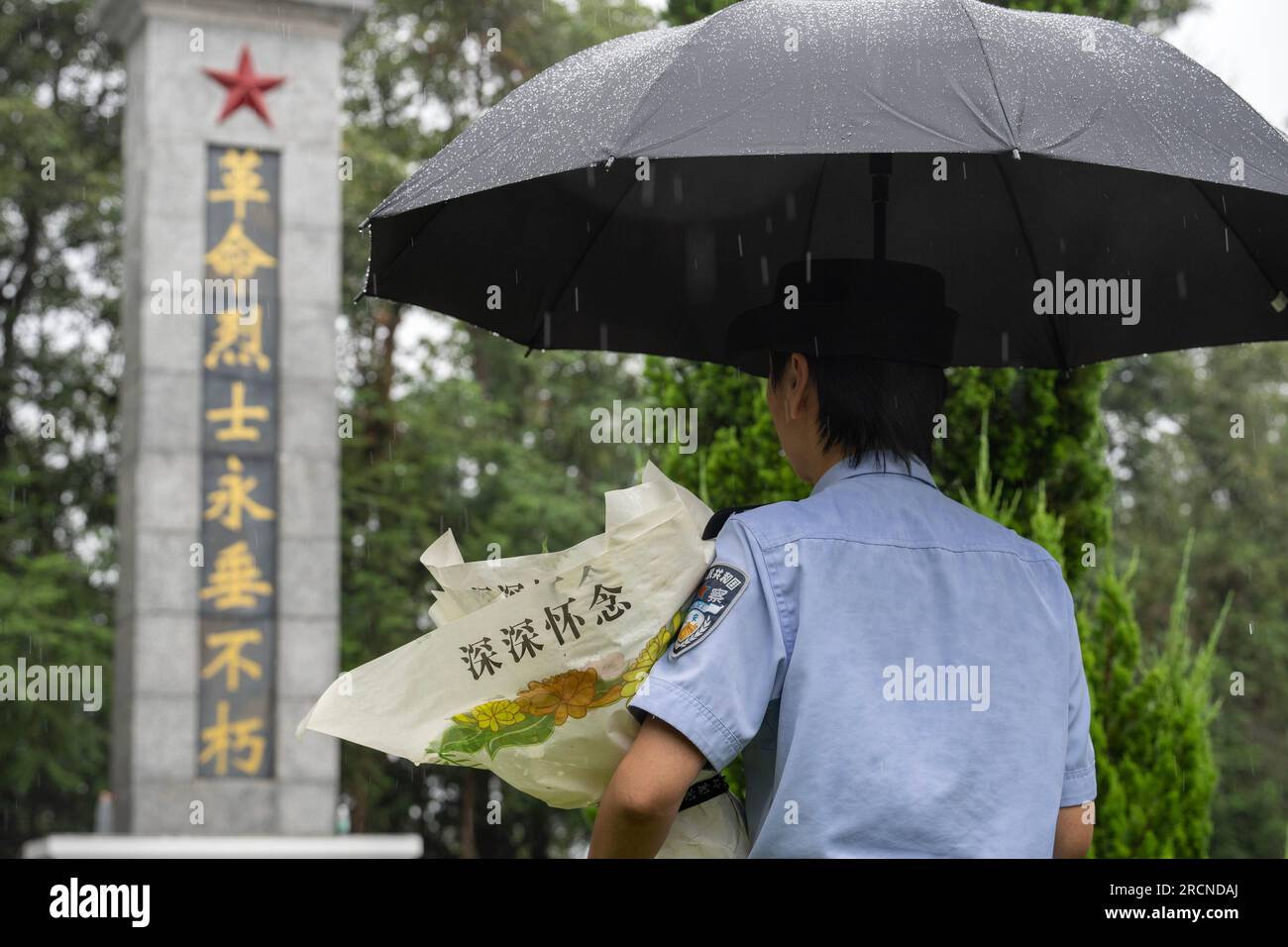 (230716) -- MANGSHI, 16. Juli 2023 (Xinhua) -- Yin Mingyan trauert ihren älteren Bruder Yin Mingzhi auf einem Märtyrerfriedhof in Longchuan County, südwestlich Chinas Provinz Yunnan, 12. Juli 2023. Yin Mingyan ist stellvertretende Leiterin eines Strafverfolgungsteams, das einem Grenzschutzbüro in Dehong Dai und der autonomen Präfektur Jingpo in der Provinz Yunnan im Südwesten Chinas untersteht.als sie 1997 noch auf der Highschool war, verlor sie ihren Bruder Yin Mingzhi, Ein Drogenbekämpfungsbeamter, der bei der Festnahme von Drogenhändlern schwer verletzt und getötet wurde. Sie kam nach ihrem Abschluss im Jahr 1998 und bald im dezember zum Militär Stockfoto