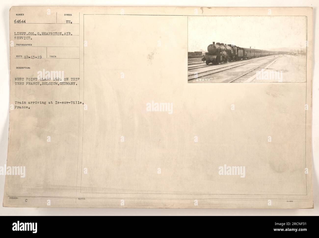 Dieses Foto zeigt einen Zug, der während einer Fahrt der West Point-Klasse von 1921 in IS-sur-Tille, Frankreich, ankommt. Der Zug wird als Nummer 64644 gekennzeichnet, wenn er in das Gebiet fährt. Lieutenant Colonel G. Harrison hat das Foto am 13. Dezember 1919 gemacht. Stockfoto