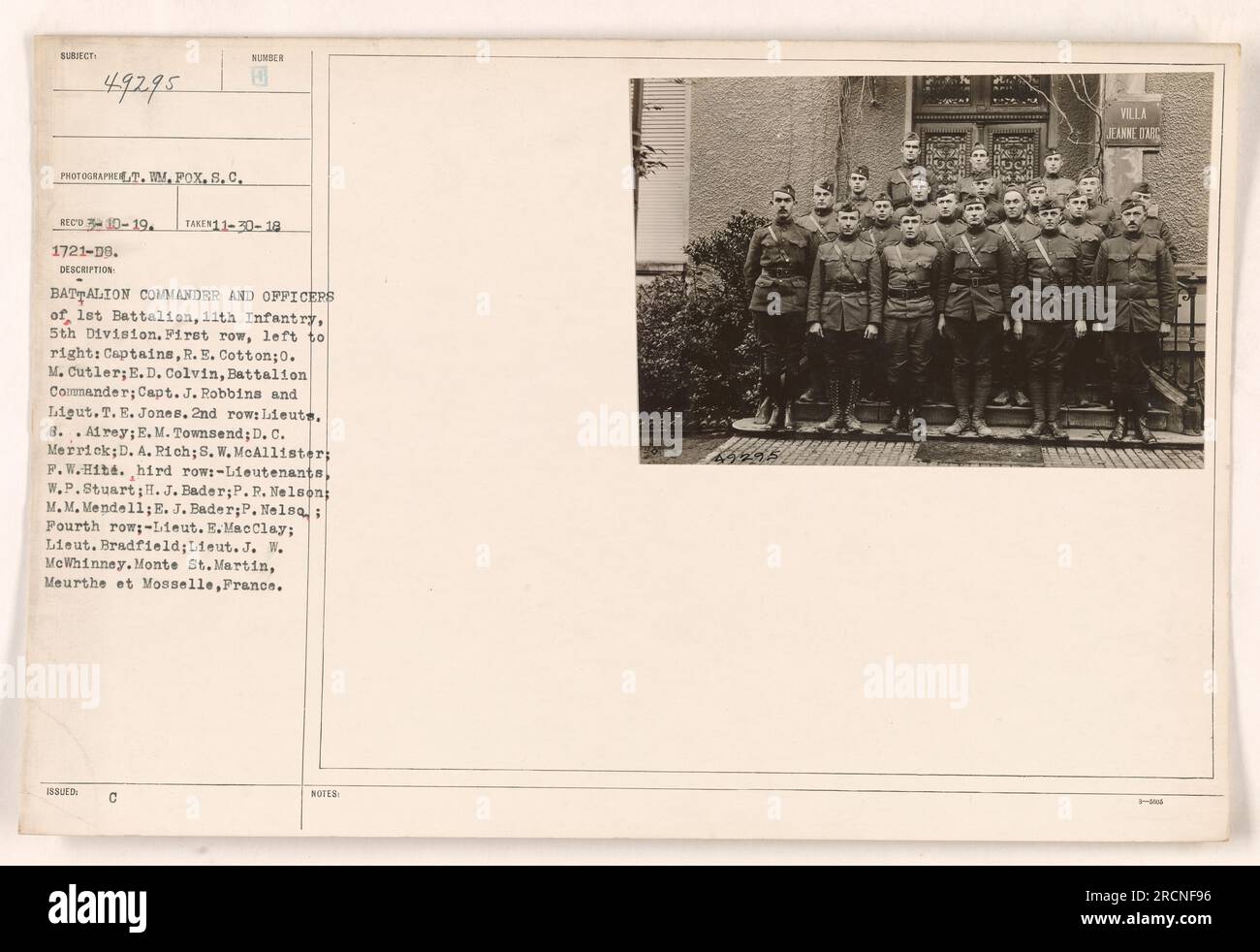 Bataillonskommandeur und Offiziere des 1. Bataillons, 11. Infanterie, 5. Division, stehen für ein Foto. Erste Reihe, von links nach rechts: Captains R. E. Cotton, O. M. Cutler, E. D. Colvin (Bataillonskommandeur), Capt. J. Robbins und Ligut. T. E. Jones. Zweite Reihe: Lieute. 8. Airey, E. M. Townsend, D. C. Merrick, D. A. Rich, S. W. McAllister, F. W. Hite. Dritte Reihe: Leutenants W. P. Stuart, H. J. Bader, P. P. Nelson, M. M. Mendel1, E. J. Bader, P. Nelsa. Vierte Reihe: Lieut. E.Macclay, Lieut. Bradfield, Lieut. J. W. McWhinney. Aufgenommen in der Monte Street Martin, Meurthe et Moselle, Frankreich." Stockfoto