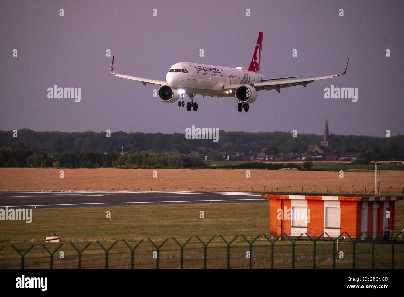 Steenokkerzeel, Belgien. 15. Juli 2023. Abbildung zeigt ein Flugzeug der Turkish Airlines, das am Samstag, den 15. Juli 2023, am Flughafen Brüssel bei Nacht in Zaventem landet. Der Bundesminister für Mobilität Gilkinet (Ecolo) hat diese Woche einen Entwurf eines Ministerialdekrets zur Begrenzung der Lärmbelästigung für Einwohner in der Nähe des internatinoalen Flughafens vorgelegt. Eine schlagkräftige Maßnahme ist das totale Verbot von Nachtflügen von 11 Uhr bis 6 Uhr BELGA FOTO NICOLAS MAETERLINCK Kredit: Belga News Agency/Alamy Live News Stockfoto