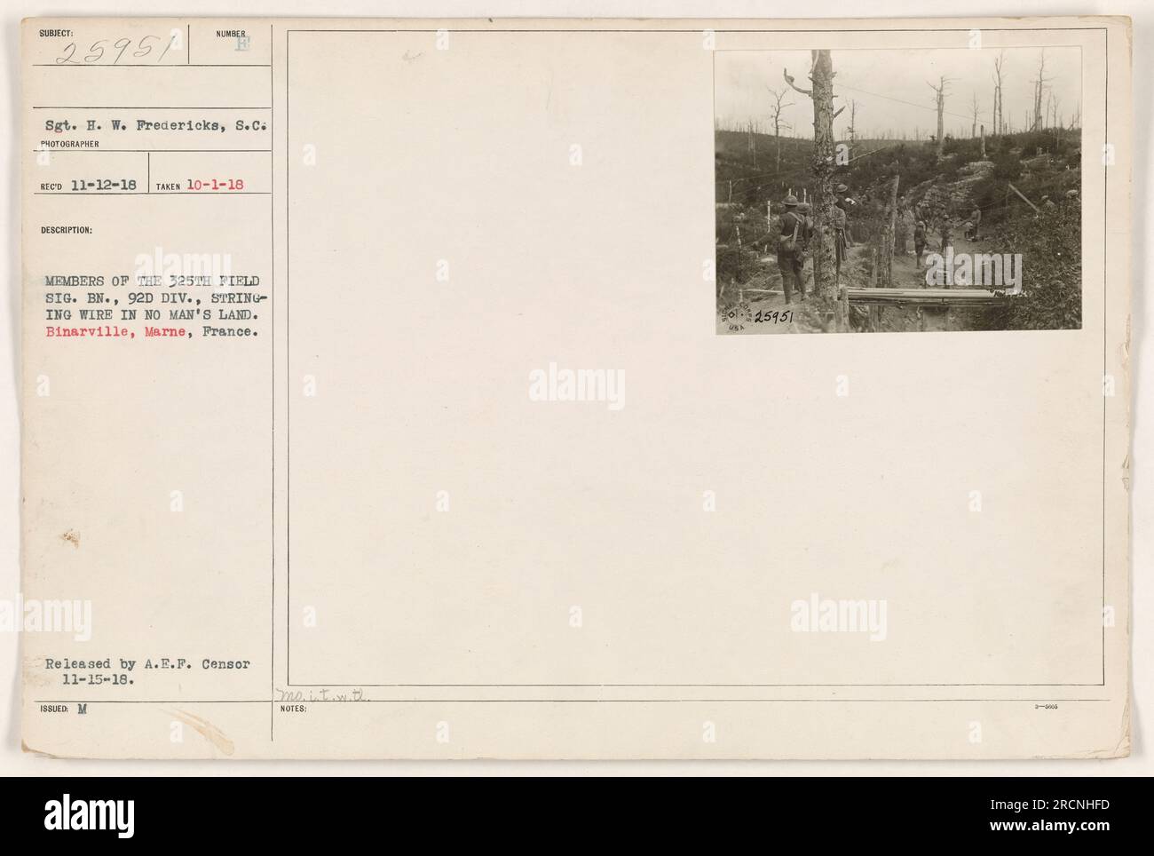 Mitglieder des 325. Feldsignalbataillons, 92. Division, werden gesehen, wie sie Draht in No man's Land in Binarville, Marne, Frankreich, aufhängen. Dieses Foto wurde am 1. Oktober 1918 von Sergeant H. W. Fredericks vom Signalkorps aufgenommen. Es ging am 12. November 1918 ein und wurde von der A.E.F. veröffentlicht Zensor am 15. November 1918. Stockfoto