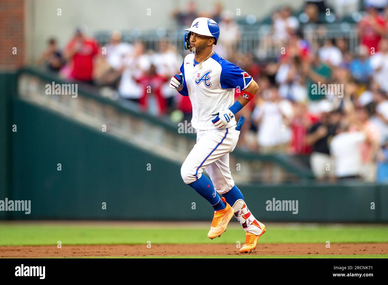 Atlanta Braves hat den Baseballspieler Eddie Rosario (8) nach einem Solo-Heimlauf im dritten Inning während eines regulären MLB-Saisonspiels auf den Baseballplätzen besiegt Stockfoto