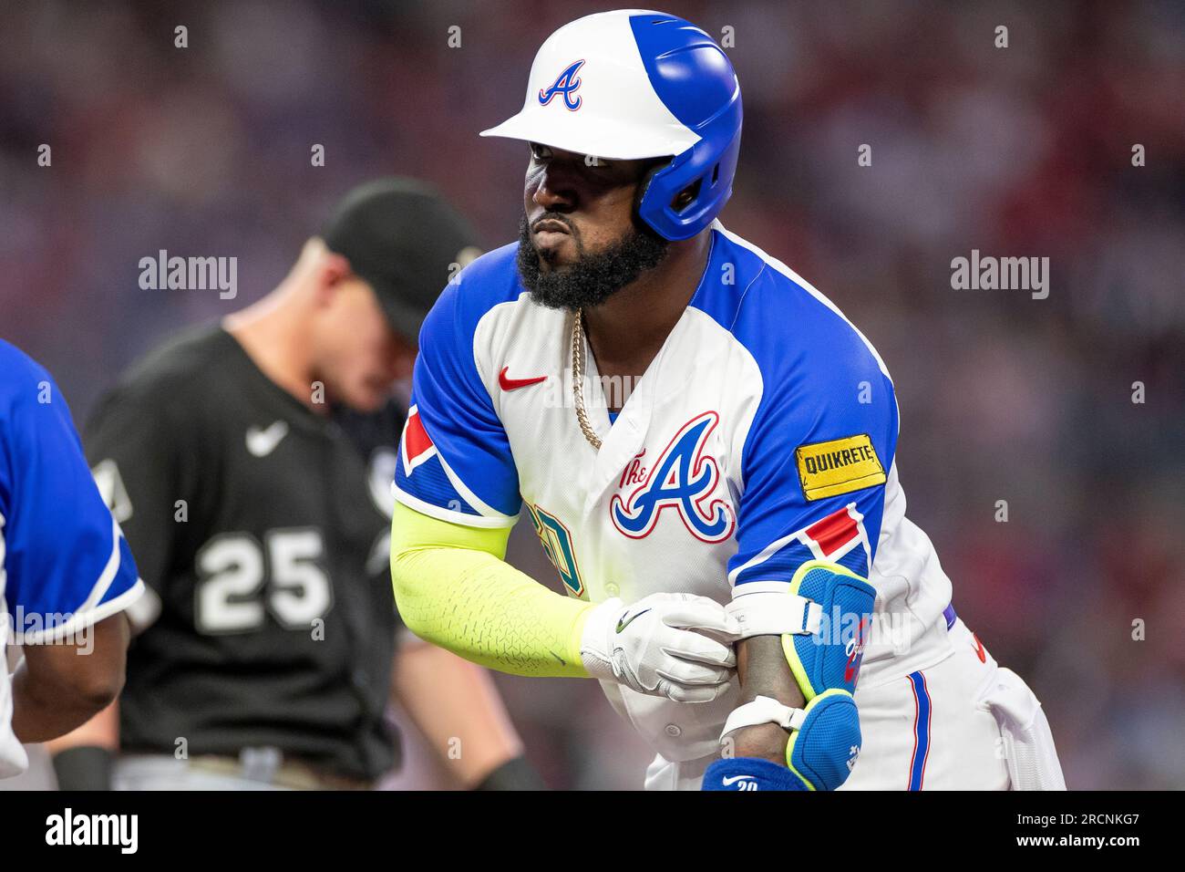 Atlanta Braves hat den Hitter Marcell Ozuna (20) mit Gesten ausgezeichnet, nachdem er im sechsten Inning während eines regulären MLB-Saisonspiels zwischen dem C eine Einzelperson getroffen hatte Stockfoto