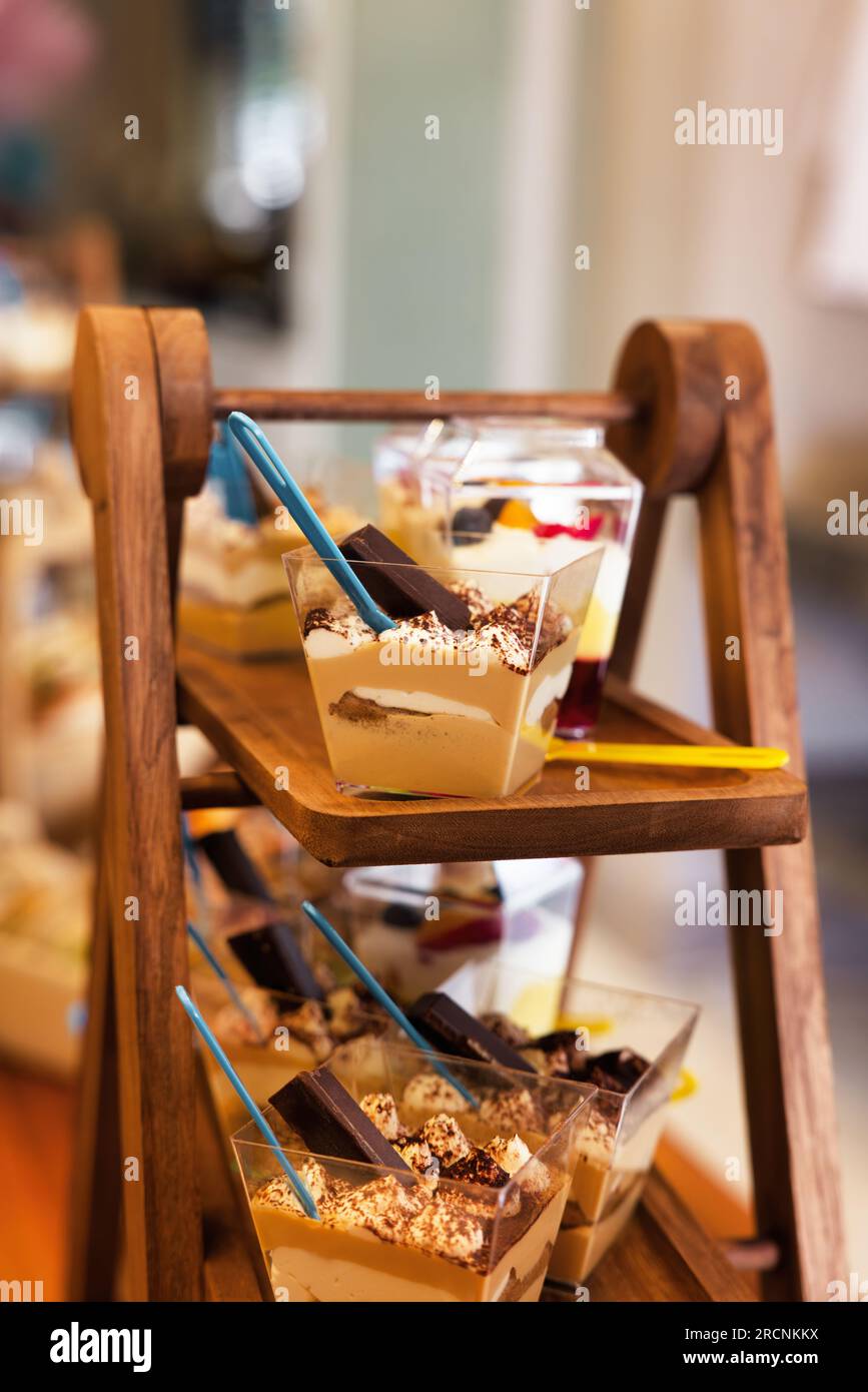 Porenschaum aus Schokolade mit dunkler Schokolade, Fingerfood, auf einem Holztisch auf einem Stand, Geburtstagsparty für Kinder, Retro-Deko im Hintergrund Stockfoto