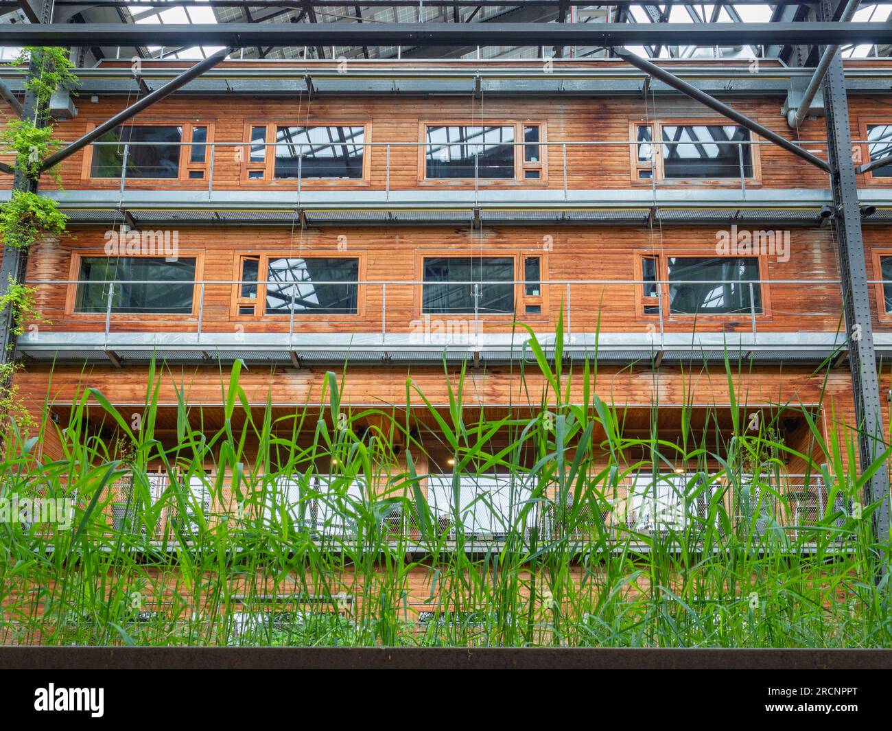 Paris, Frankreich - Mai 12. 2023: Das moderne Gebäude von Halle Pajol Stockfoto