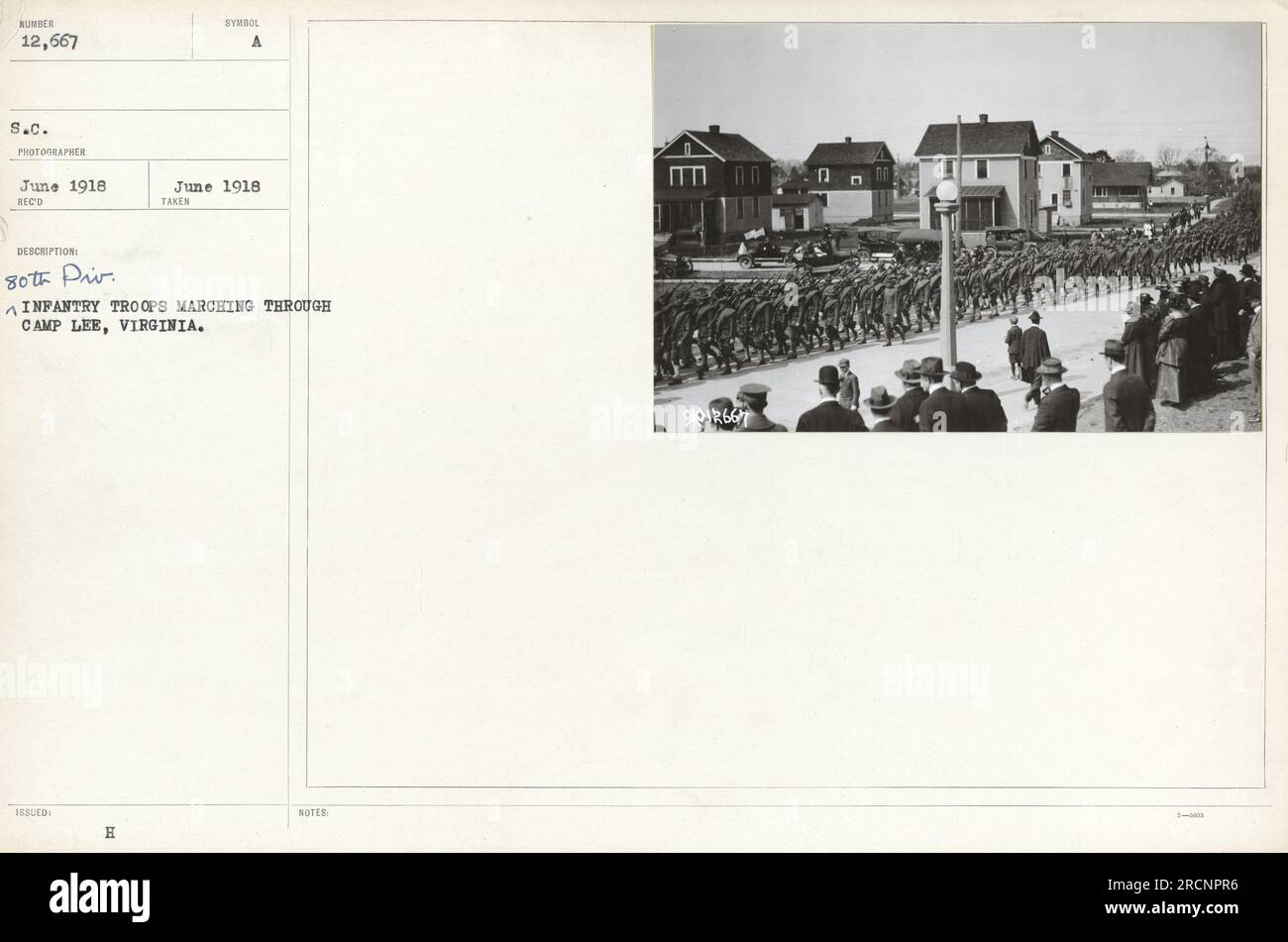 Infanterientruppen marschierten im Juni 1918 durch Camp Lee, Virginia. Dieses Foto wurde von der 80. Private AUSGESTELLTEN H-Symbol A aufgenommen und ist in der SC-Kollektion mit 12.667 nummeriert. Das Foto zeigt die militärischen Aktivitäten während des Ersten Weltkriegs und zeigt die Übungen und Bewegungen der amerikanischen Truppen im Lager. Stockfoto