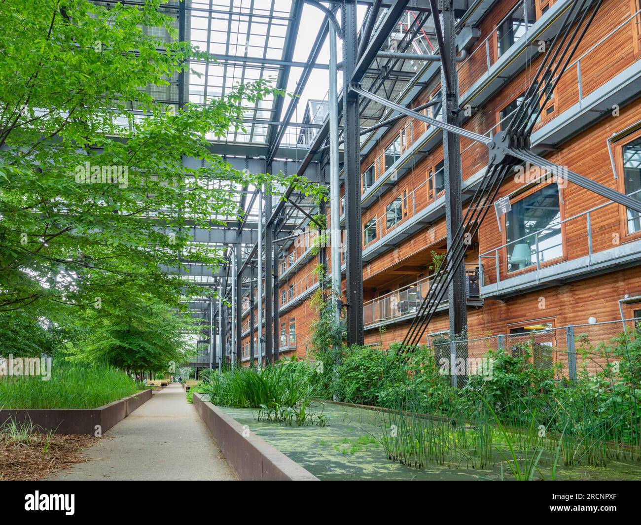 Paris, Frankreich - Mai 12. 2023: Das moderne Halle Pajol bietet attraktive städtische Räume Stockfoto