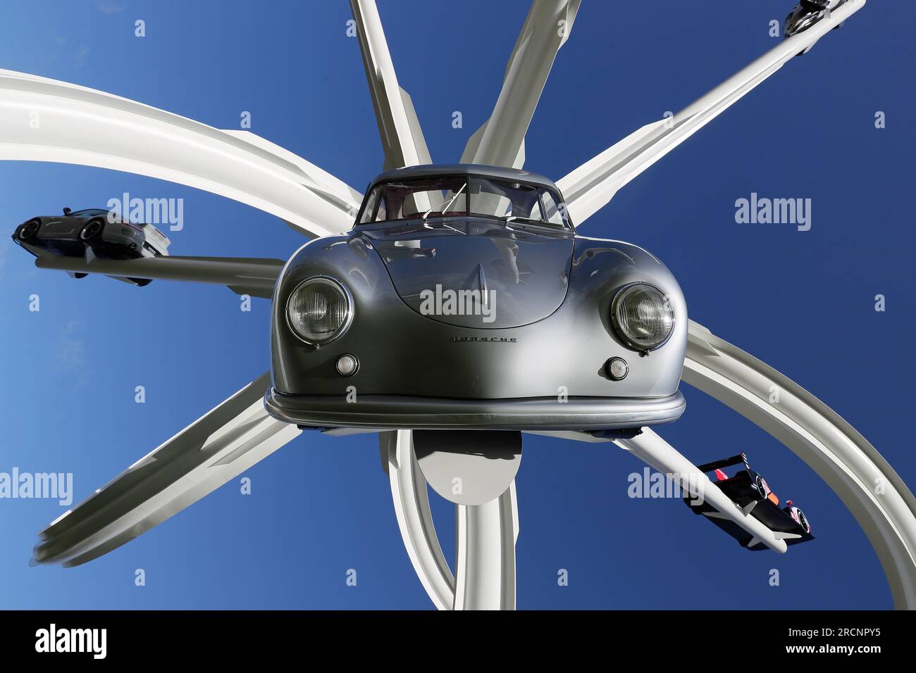 Goodwood, West Sussex, Vereinigtes Königreich, 16. Juli 2023. Porsche ist ein zentraler Platz in der frühen Morgensonne beim Goodwood Festival of Speed – „Goodwood 75 – Celebrate 75 years of the Goodwood Estate and 30 years of the Festival of Speed“ in Goodwood, West Sussex, Vereinigtes Königreich. © Malcolm Greig/Alamy Live News Stockfoto