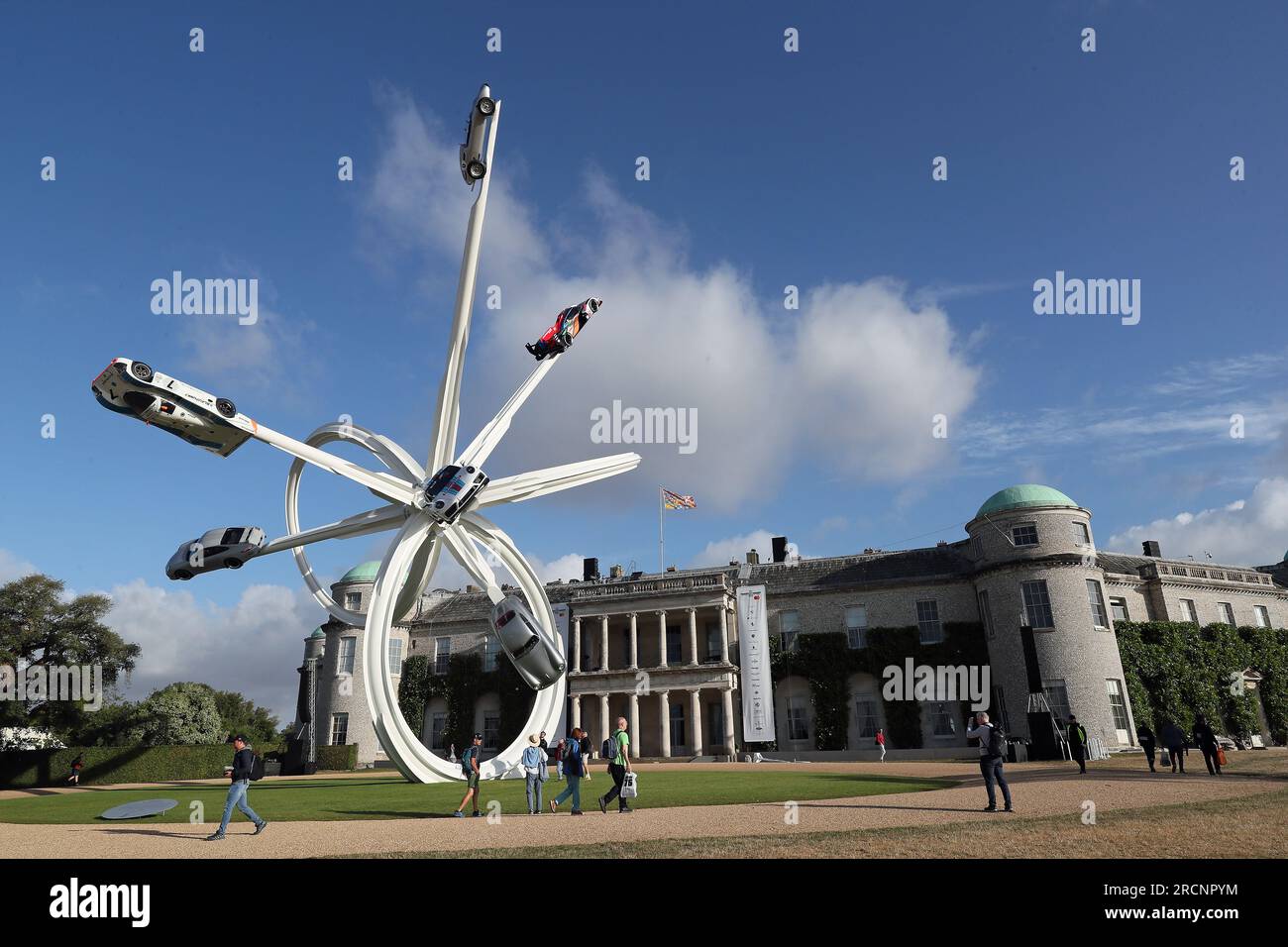 Goodwood, West Sussex, Vereinigtes Königreich, 16. Juli 2023. Porsche ist ein zentraler Platz in der frühen Morgensonne beim Goodwood Festival of Speed – „Goodwood 75 – Celebrate 75 years of the Goodwood Estate and 30 years of the Festival of Speed“ in Goodwood, West Sussex, Vereinigtes Königreich. © Malcolm Greig/Alamy Live News Stockfoto