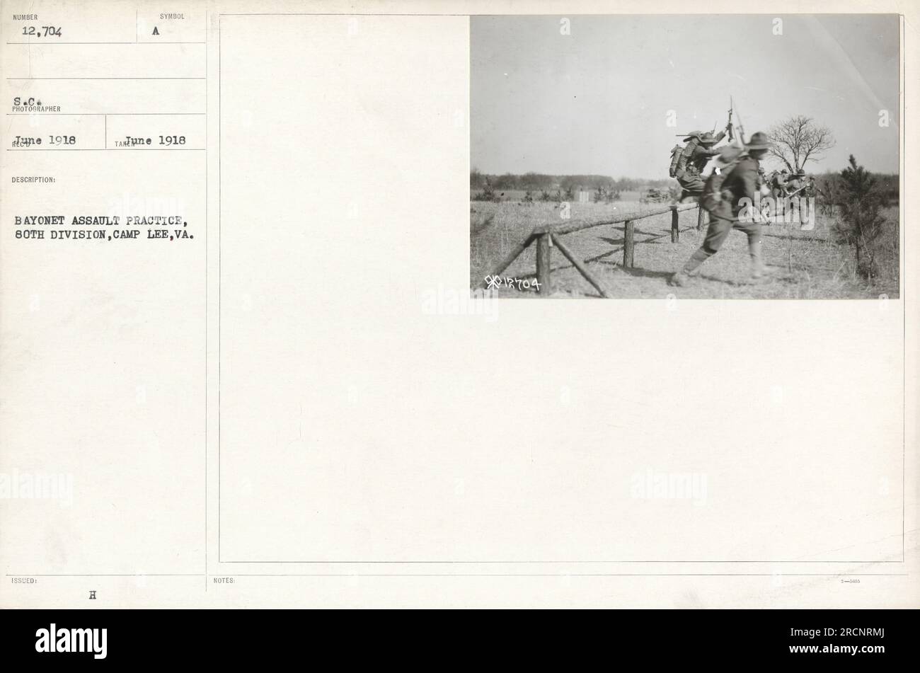 Soldaten der 80. Division in Camp Lee, VA, im Juni 1918 an einem Angriff auf Bajonett beteiligt. Stockfoto