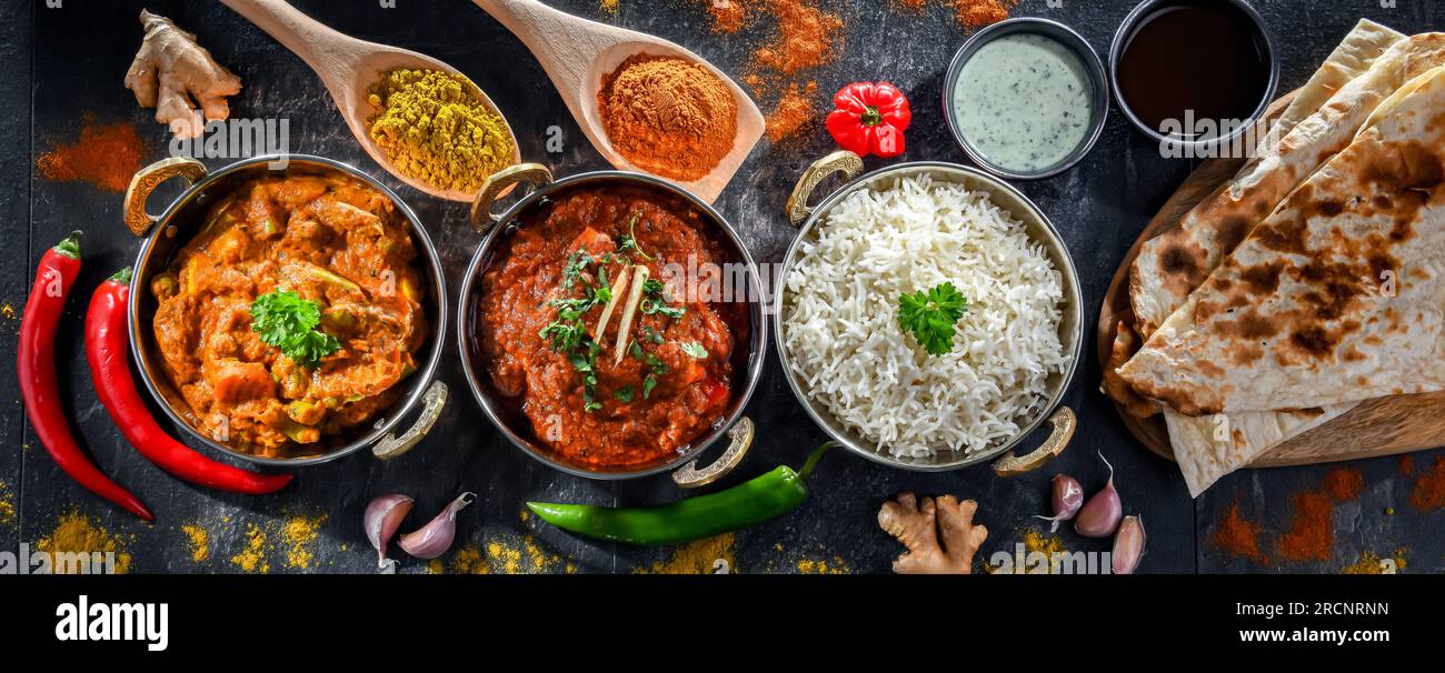 Heiße madras-Paneer und Gemüse-Masala mit Basmati-Reis, serviert in originalen indischen Karahi-Töpfen. Stockfoto