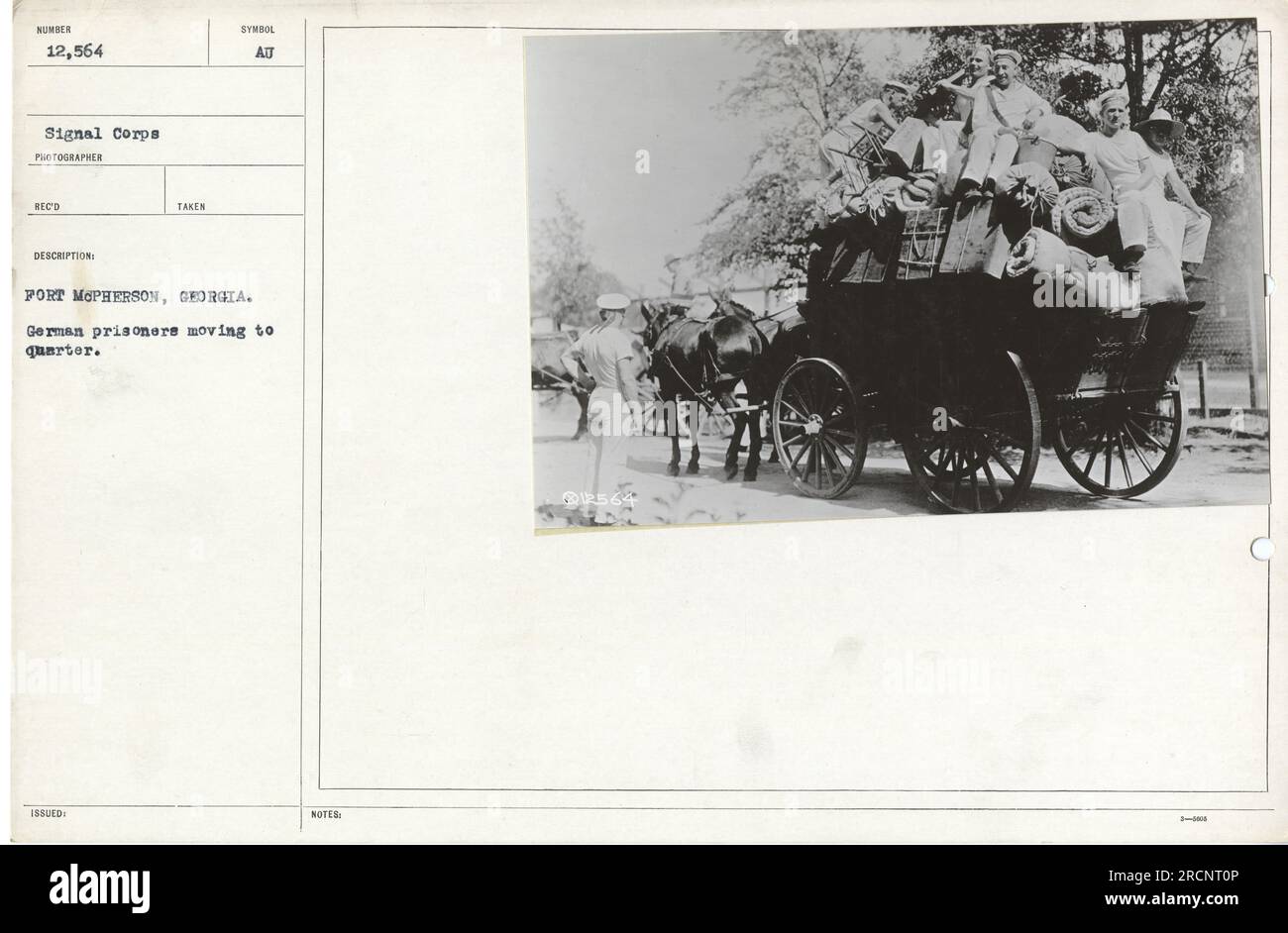 Deutsche Gefangene wurden während des Ersten Weltkriegs in ihre Quartiere in Fort McPherson, Georgia, verlegt. Ein Foto vom Fotografen des Signalkorps. Das ist Bild Nummer 12.564 in der Sammlung. Stockfoto