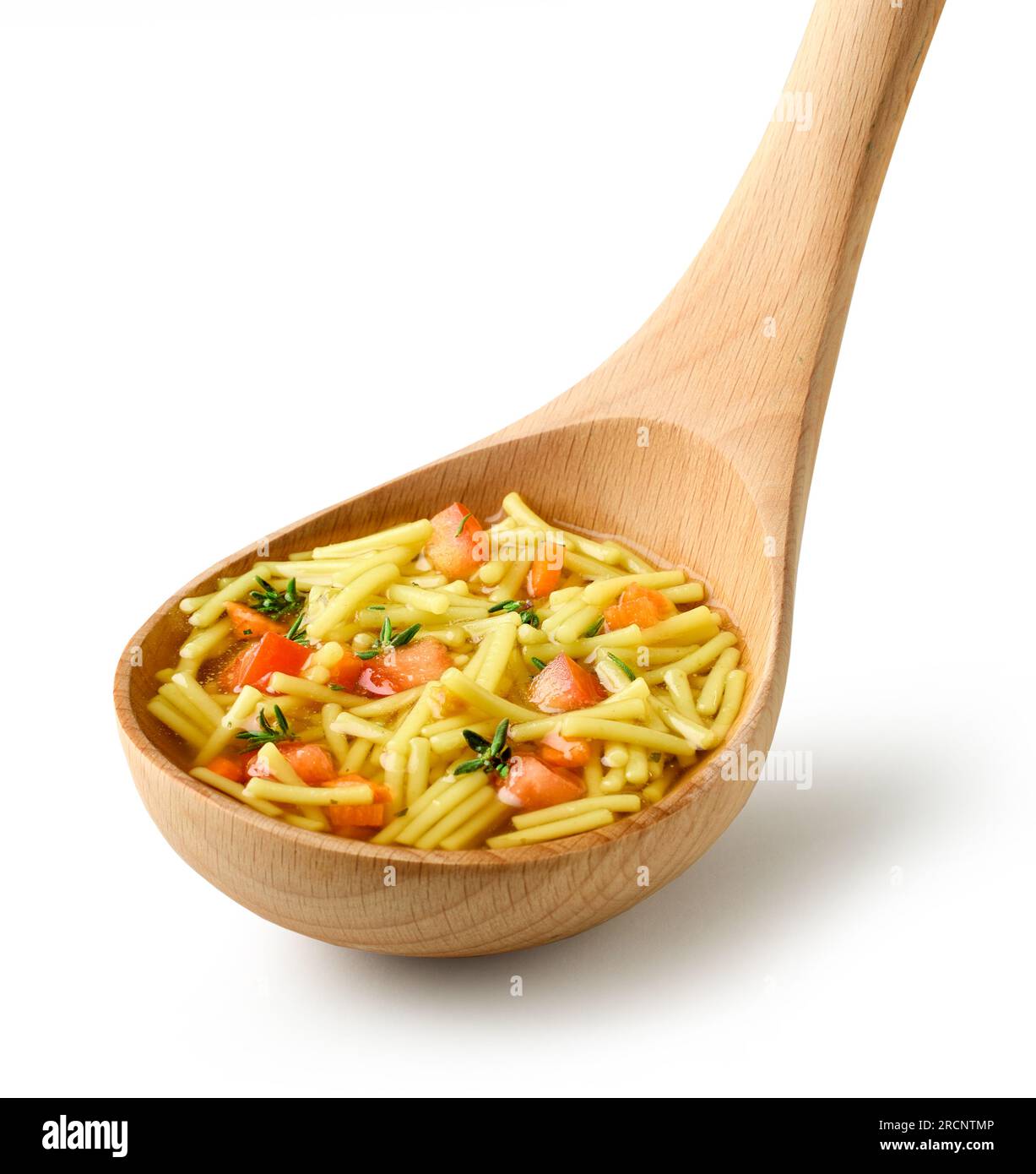 Nudeln und Gemüsesuppe in Holzkelle isoliert auf weißem Hintergrund Stockfoto