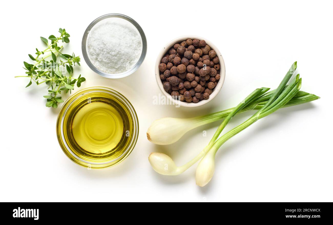 Öl, Salz, Pfeffer und Kräuter isoliert auf weißem Hintergrund, Draufsicht Stockfoto