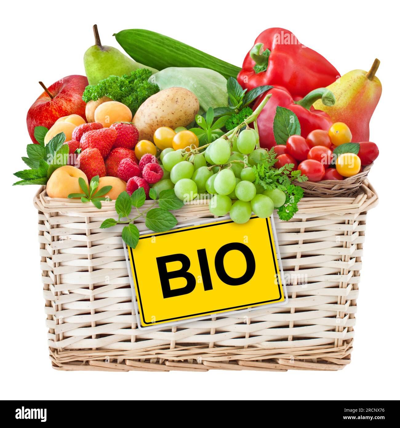 Verschiedene frische Früchte und Gemüse in einem Korb mit Bio-Etikett auf weißem Hintergrund Stockfoto