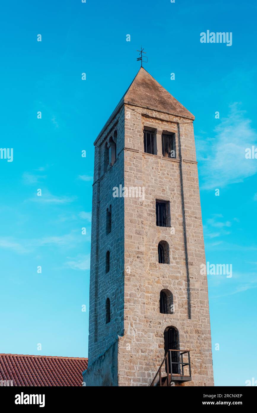 Alter Glockenturm in der Stadt Rab, Kroatien. Stockfoto