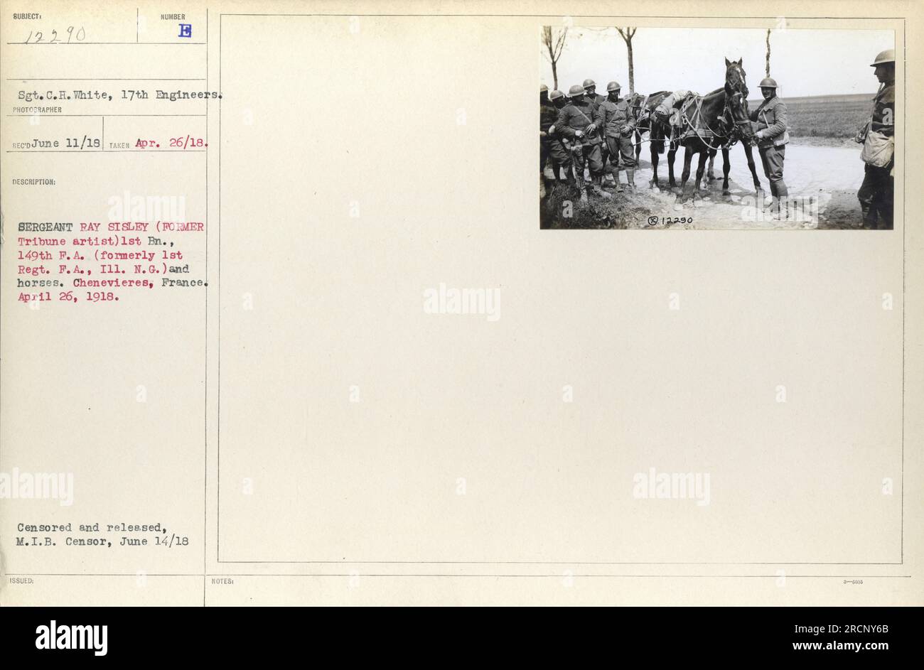 Sgt. C.H. Weiß von den 17. Ingenieuren, abgebildet mit E Sergeant Ray Sisley und Pferden. Dieses Foto wurde am 26. April 1918 in Chenevieres, Frankreich, aufgenommen. Es wurde vom M.I.B. freigesetzt Zensor am 14. Juni 1918. Dieses Bild stammt aus der Sammlung von Fotografien amerikanischer Militäraktivitäten während des Ersten Weltkriegs. Stockfoto