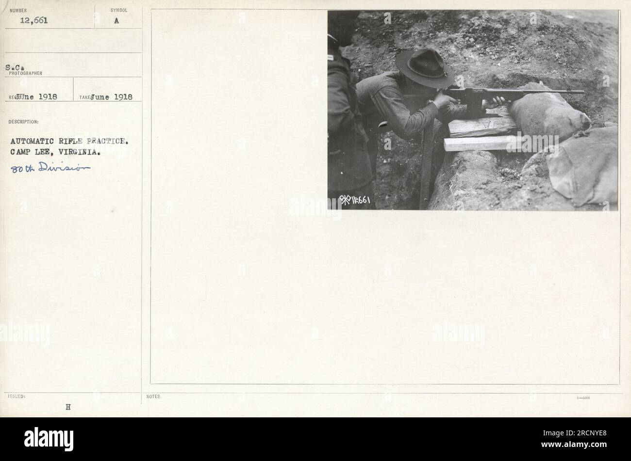 Soldaten der 80. Division in Camp Lee, Virginia, im Juni 1918 an automatischen Gewehrübungen beteiligt. Das Foto mit der Nummer 12.661 wurde von dem Fotografen René aufgenommen. Zusätzliche Hinweise auf dem Foto weisen auf das Vorhandensein des 18661-Symbols hin. Stockfoto